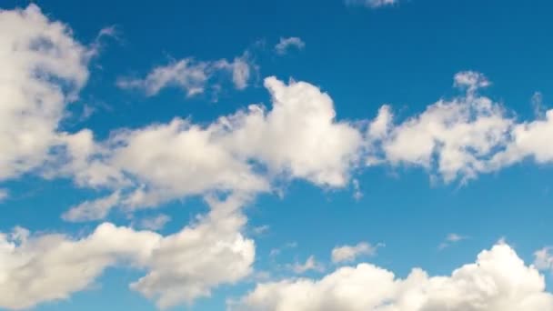 ふわふわ雲の 4 k Taym のラップ昼間空 — ストック動画