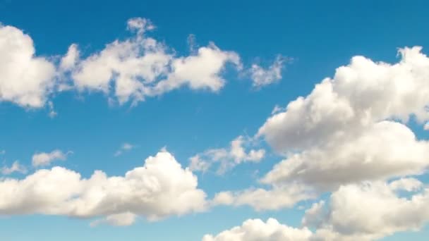 4 k Taym kol denní obloha s nadýchanými mraky — Stock video