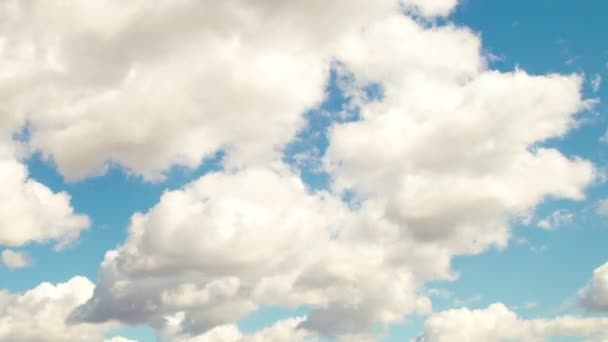 4k Taym aprovecha el cielo diurno con nubes esponjosas — Vídeo de stock