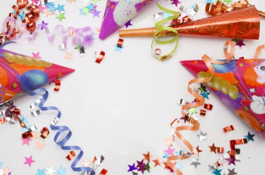 Karnaval parti için tebrik kartı. şapka ve beyaz zemin üzerine mumlar.