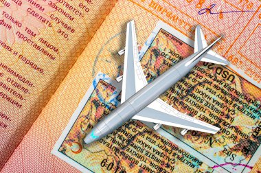 Uçak sayfası bir yabancı pasaport seyahat kavramı:
