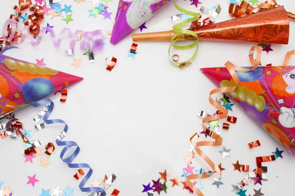 Karnaval parti için tebrik kartı. şapka ve beyaz zemin üzerine mumlar.