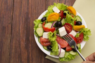 Taze sebze salatası beyaz arkaplanda izole edilmiş.