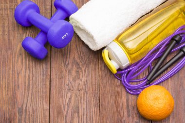 Fitness Ekipmanları. Sağlıklı gıda. Spor ayakkabı, su, ip ve turuncu atlama