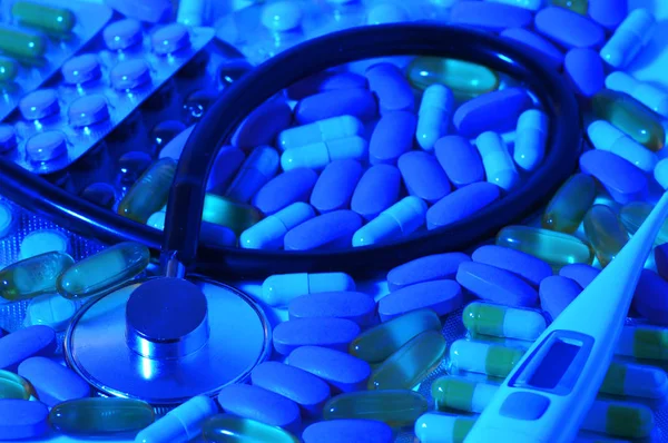Tema Farmacia. Cápsulas y pastillas aisladas multicolores en la superficie blanca . —  Fotos de Stock