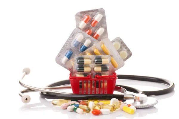 Торговий візок з таблетками та ліками ізольовано на білому — стокове фото