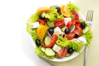 Taze sebze salatası beyaz arkaplanda izole edilmiş.