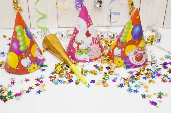 Karnaval parti için tebrik kartı. şapka ve beyaz zemin üzerine mumlar.