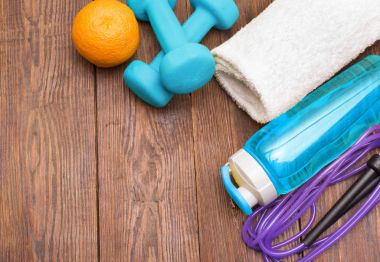 Fitness Ekipmanları. Sağlıklı gıda. Spor ayakkabı, su, ip ve turuncu atlama