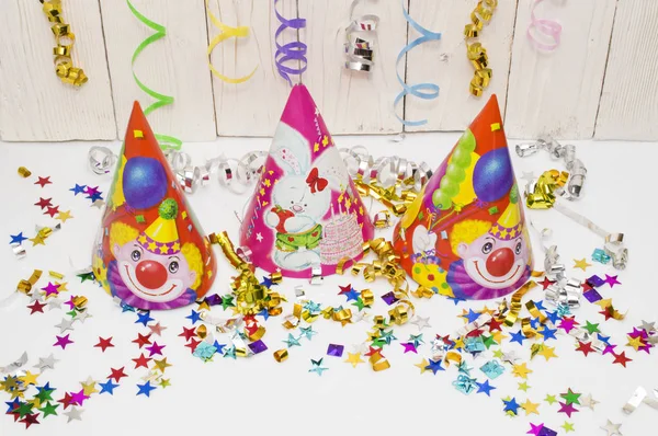 Grußkarte für die Karnevalsparty. Hut und Kerzen auf weißem Hintergrund. — Stockfoto