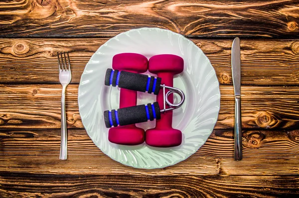 Sombrillas, bola y expansor en un plato como desayuno, concepto de estilo de vida saludable —  Fotos de Stock