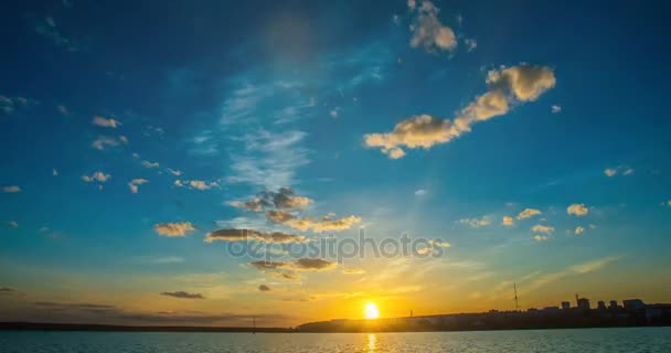 Coucher de soleil dans la baie, lampes horaires, ciel nocturne , — Video