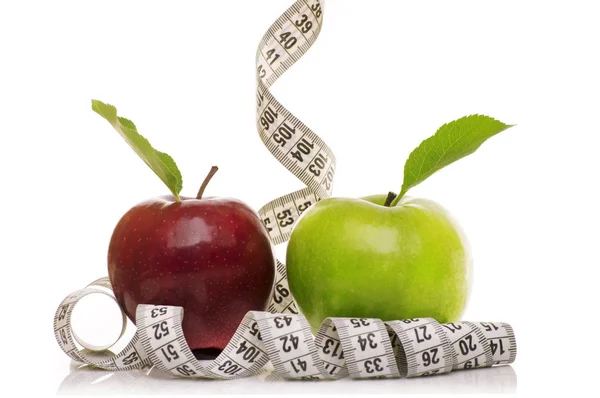 Manzana verde y manzana roja con cinta métrica sobre fondo blanco — Foto de Stock