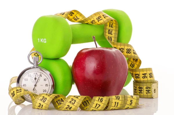 Dos pesas, manzana roja, cinta métrica . — Foto de Stock