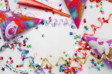 Karnaval parti için tebrik kartı. şapka ve beyaz zemin üzerine mumlar.