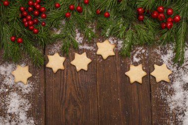 Yılbaşı çam ağacı ahşap zemin üzerinde