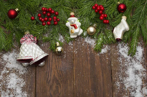 Spar kerstboom takken met speelgoed op houten — Stockfoto