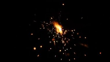 Ağır çekim, siyah bir arka plan yanan Bengal ateşi