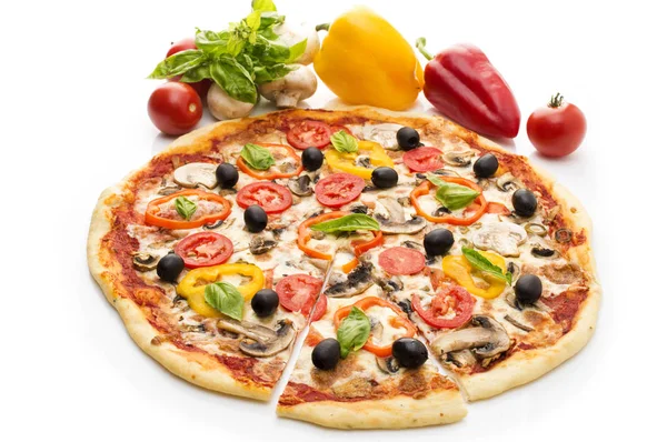 Pizza z szynką, pieprzem i oliwkami — Zdjęcie stockowe