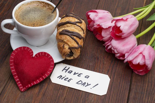 Чашка кофе, тюльпаны, приятного дневного массажа и сердечка — стоковое фото