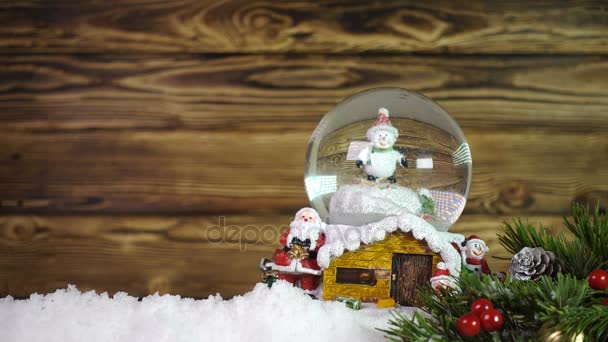 Vánoční ozdoby na pozadí kartáčovaného dřeva — Stock video