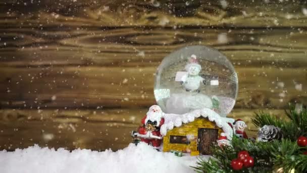 Decoraciones navideñas sobre el fondo de una madera cepillada — Vídeo de stock