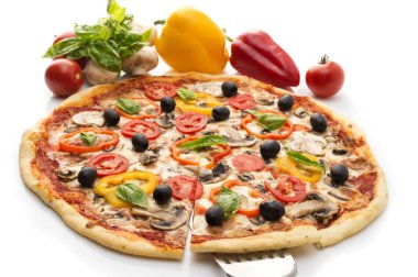 Jambonlu, biberli ve zeytinli pizza