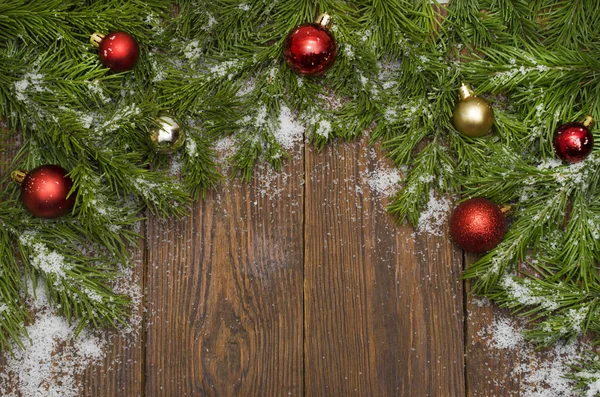 Spar kerstboom takken met speelgoed op houten — Stockfoto