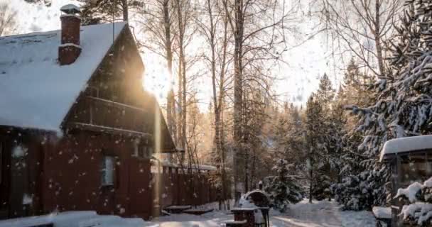 Noc sníh na horách - zimní dům — Stock video