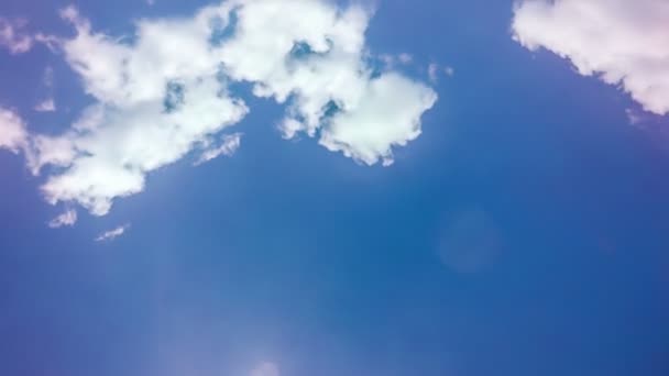 화창한 날 푸른 하늘에 의해 비행기 비행입니다. 비디오 루프 — 비디오