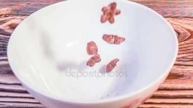 bir kapta, ağır çekim düşen Mısır kahvaltılık tahıllar