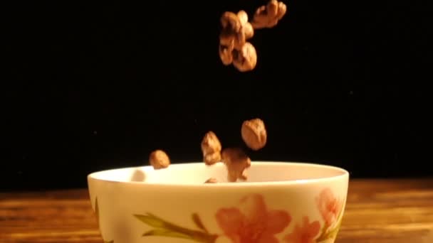 トウモロコシ朝食用シリアル ボウル、スローモーションで落ちる — ストック動画