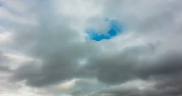 Movimiento simultáneo de nubes de diferentes niveles, lapsos de tiempo, bucle de vídeo — Vídeo de stock