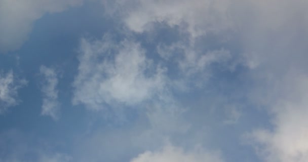 Különböző szintű felhők egyidejű mozgása, időeltolódások, videohurok — Stock videók