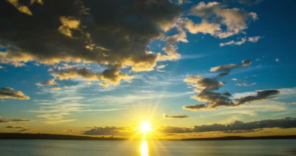 Simultane beweging van wolken van verschillende niveaus, tijdsverloop, videolus — Stockvideo