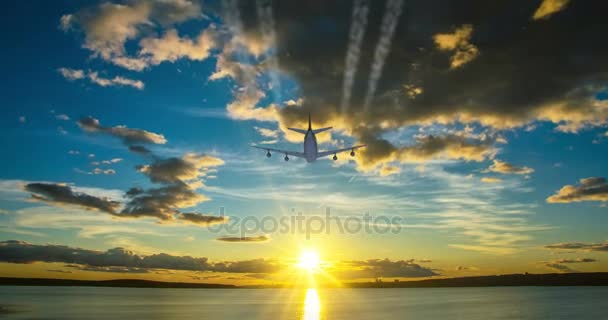 Flugzeuge fliegen am sonnigen, tagblauen Himmel vorbei. Videoschleife — Stockvideo