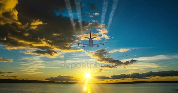 Avion voler par jour ensoleillé ciel bleu. boucle vidéo — Video