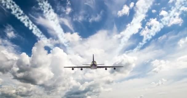 Flygplan flyger av solig dag blå himmel. videoslinga — Stockvideo