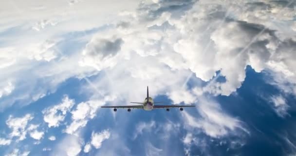 Avião voar por dia ensolarado céu azul. loop de vídeo — Vídeo de Stock