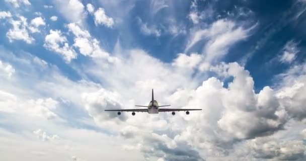 El avión vuela por el soleado cielo azul del día. bucle de vídeo — Vídeos de Stock