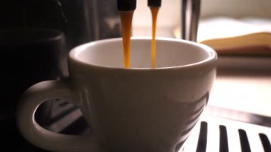 Cinemagraph. Kahve bir fincan kahve makinesi, video döngü döktü