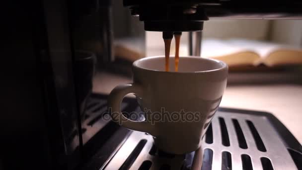 Cinemagraph. Café versé dans une tasse de machine à café, boucle vidéo — Video