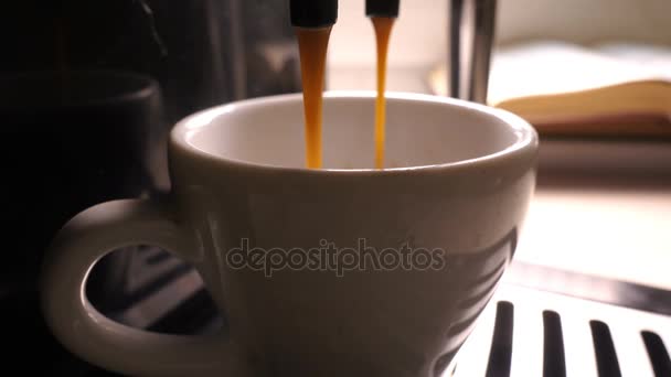 Párrafo de cine. Café vertido en una taza de cafetera, lazo de vídeo — Vídeo de stock