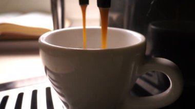 Cinemagraph. Kahve bir fincan kahve makinesi, video döngü döktü