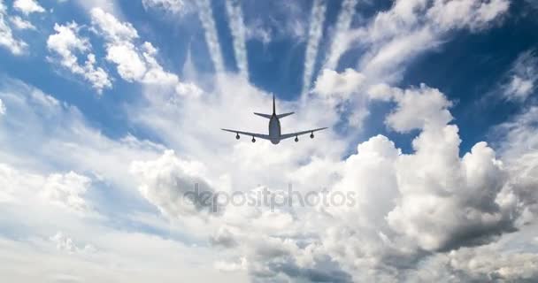 Flygplan flyger av solig dag blå himmel. videoslinga — Stockvideo