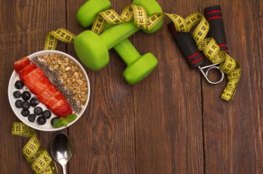 Dumbells, mezura ve sağlıklı gıda. Fitness