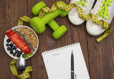Dumbells, mezura ve sağlıklı gıda. Fitness