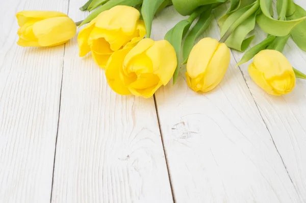 Ramo de tulipanes sobre tabla de madera rústica, decoración de Pascua — Foto de Stock