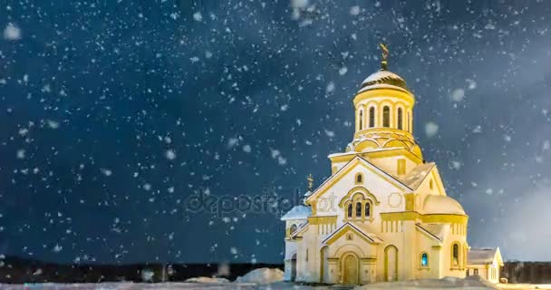 Cinemagraph, ortodoxa kyrkan på en vinterkväll under ett snöfall, videoslinga — Stockvideo