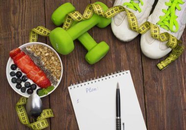 Dumbells, mezura ve sağlıklı gıda. Fitness